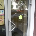 Замена вырванных петель алюминиевой двери, регулировка геометрии алюминиевой двери