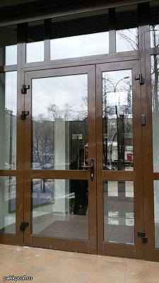 Ремонт алюминиевой двери с установкой дополнительной петли