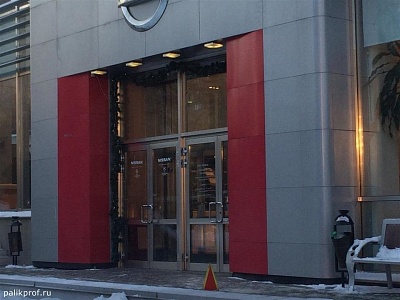 Ремонт алюминиевых дверей и замена треснувших стеклопакетов в автосалоне «РОЛЬФ»