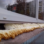 Дует из щели между окном и подоконником, чем заделать щель в пластиковом окне